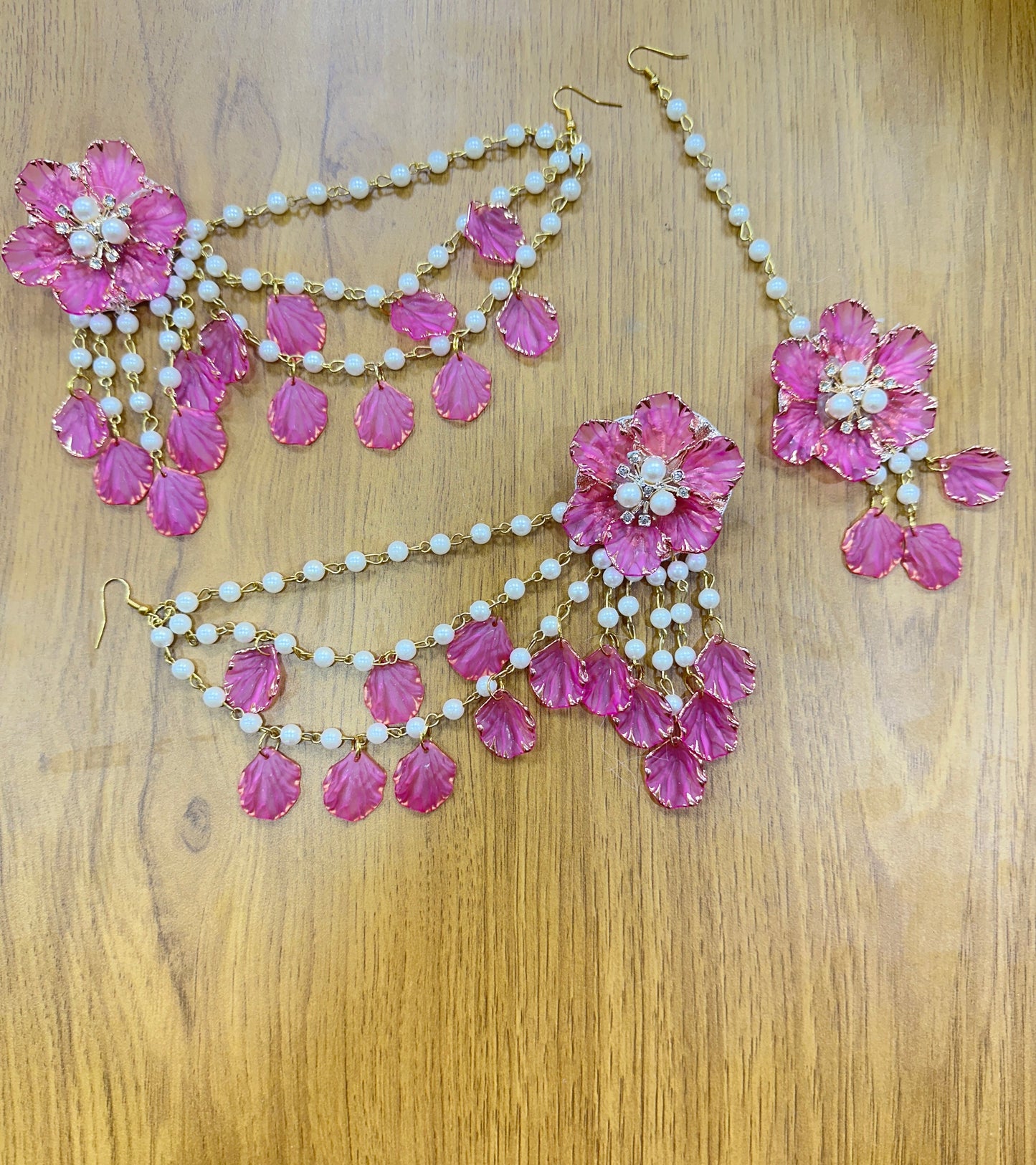 Pink floral beaded jewellery set with fuchsia flower motifs, white beads, and gold wire — includes necklace, earrings, and passa