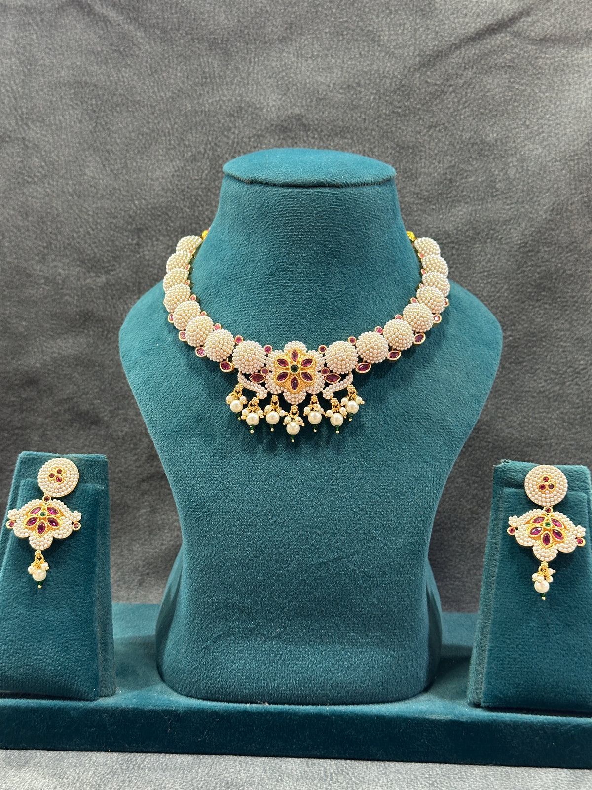 Antique Gold Fan Pendant Choker Necklace Set with Meenakari Earrings NS00028